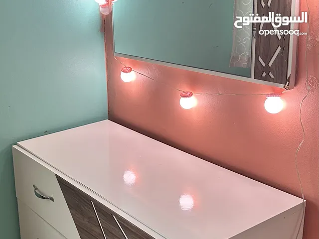 تحت مجوز 200*180 مع فرشة طبية مع 2 كومادينا وتواليت مع جرار وخزانة تحته ومرآة