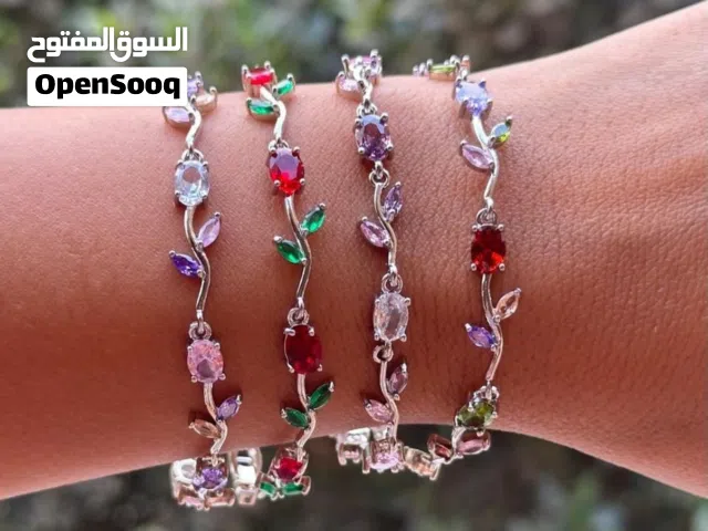 أساور التوليب  تصميمها مستوحى من زهرة التوليب الناعمة... تفاصيلها راقية ولمعتها تجنن متوفرة بعدة