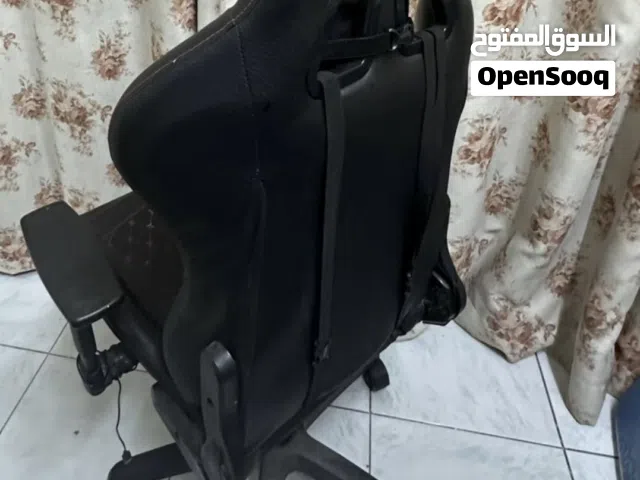 كرسي قيمنق مع طاولة السعر النهائي 300 درهم