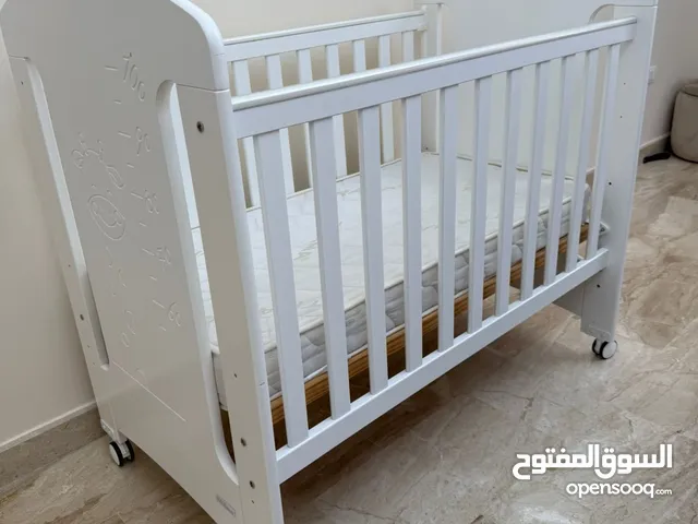 سرير اطفال بحالة ممتازة للبيع