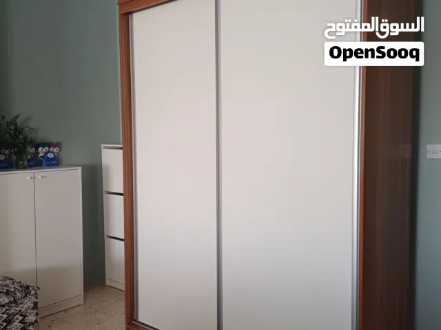 خزانة ملابس حديثة (أبواب سحّاب) — تصميم أنيق ووظائف عملية