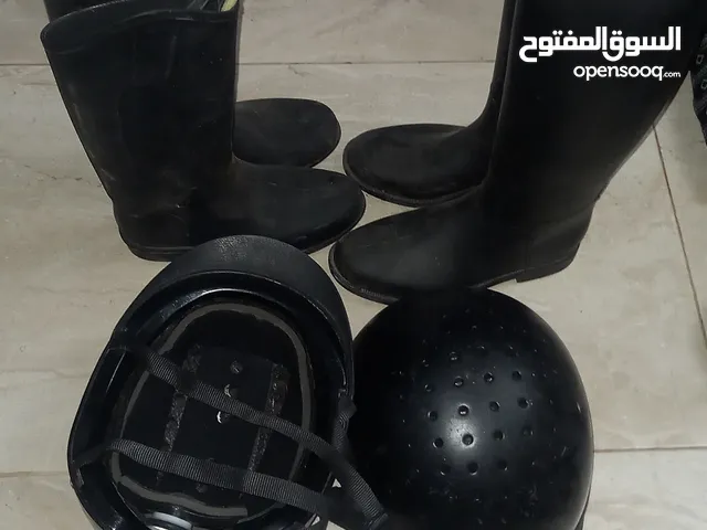 قبعة وبوت وسوط فروسية