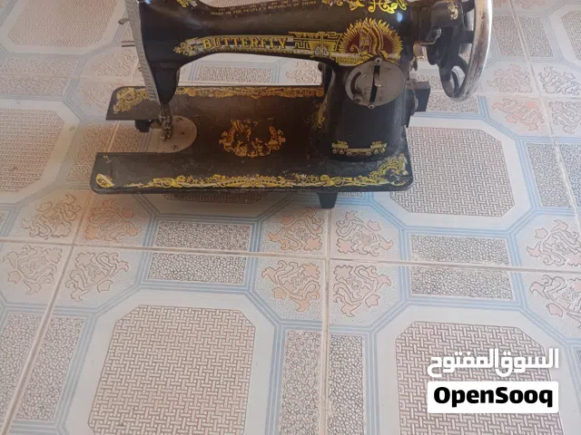 مكينة خياطه فراشه شغاله تخيط كلشي ما بيه فقط يحتاجلها دواسه و ميزانيه فقط