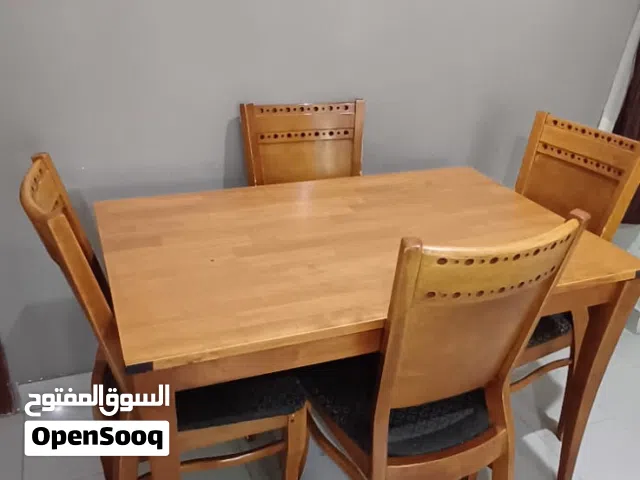 طاولة طعام مع أربع كراسي لون بني بحاله جيده
