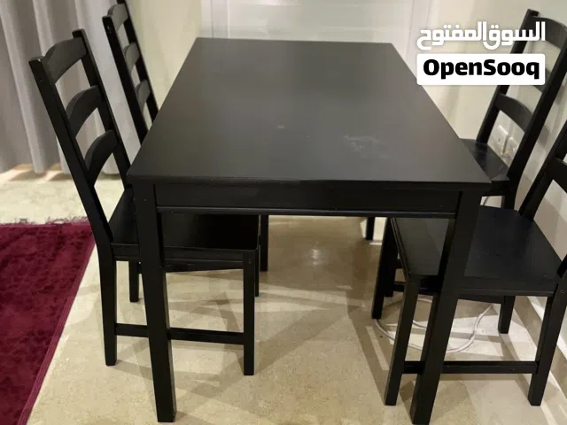 طاولة طعام مع 4 كراسي و تكفي 6 اشخاص نظيفة جدا استخدام بسيط لا توجد عيوب او مشاكل