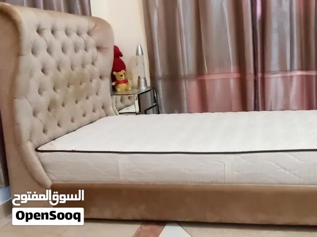 سرير مع فرشة طبية من حول الامارات