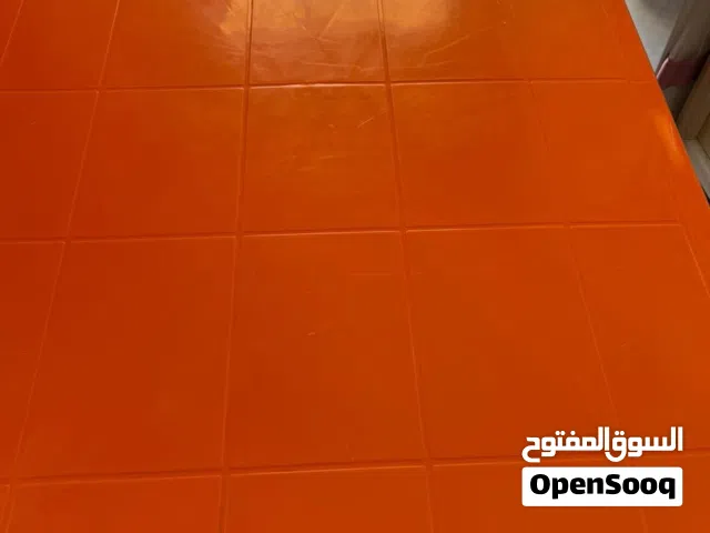 طاولة بلاستيك