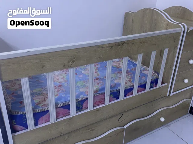 سرير أطفال مستعمل قليل