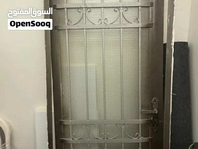 باب حديد خارجي مع الحلق بحالة ممتازة قياس 91 / 195 زجاج سلك