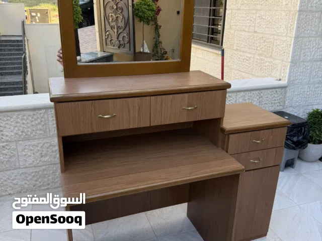 للبيع ومكتب اطفال مع مراي و كوميدينا بحالة ممتازة