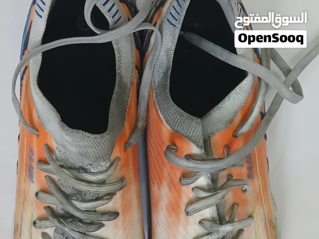 حذاء ترتان للبيع استعمال خفيف سعر نهائي  القياس 43