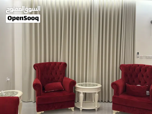 للبيع  طقم كراسي فخم مع شاشة تلفزيون