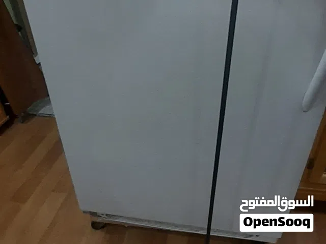 اباجورة عامودية من اكيا لون العامود اسود والغطاء من لون بيج قماش مخزنة واستعمال خفيف البيع لعدم