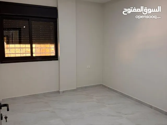 شقة ارضية للبيع بالزرقاء الجديدة خلف فندق جوابرة مباشره كاش او اقساط