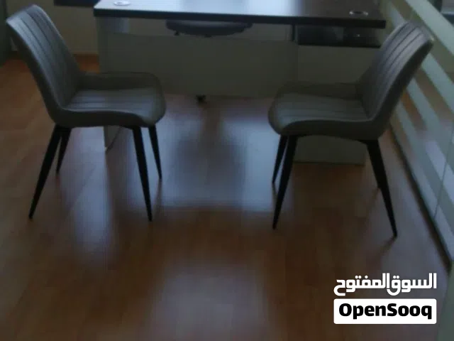 للبيع أثاث مكتبي مودرن بحالة ممتازة ونظيف جدًا، مناسب للشركات والمكاتب والعيادات.