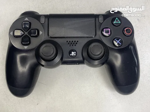 يد بلايستيشن 4 اصلي و 2 لعبة للتوصل