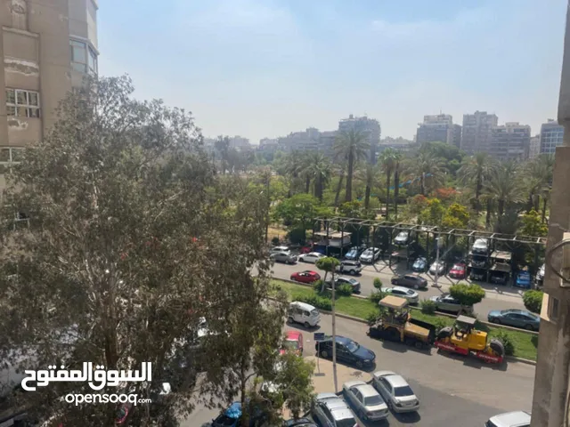 شقة للبيع تحفة بموقع راقٍ جداً في مصر الجديدة – الميريلاند