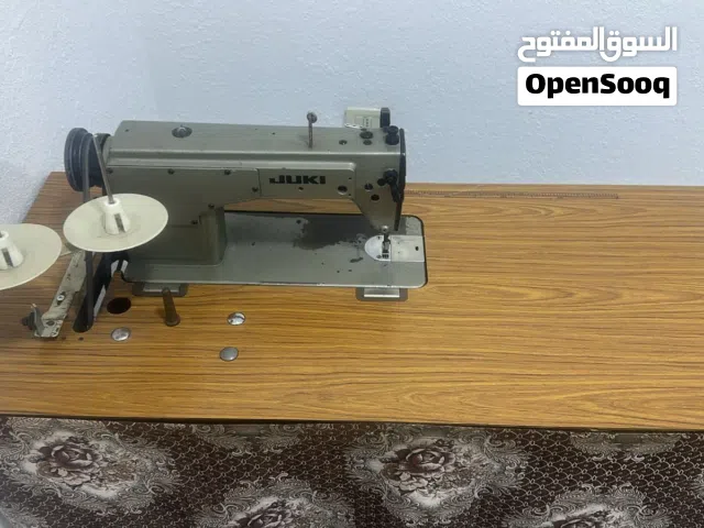 مكينة خياطة وخزائن