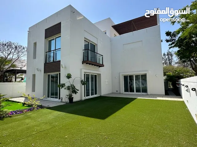 Villa with penthouse in Al Mouj you own the territory. Security and residence in Oman.