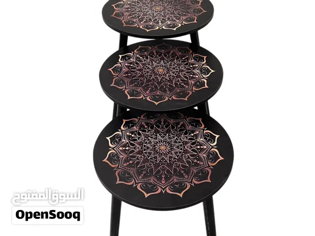 طولة ثاث جميل ونيق وعصري الغرفة جلوس