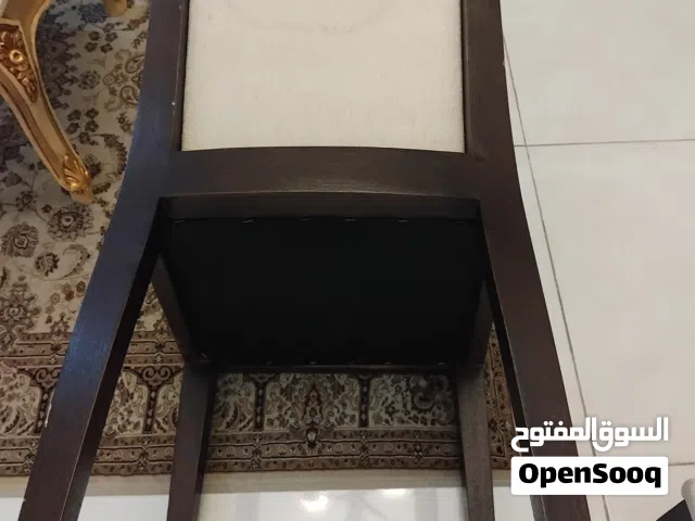 كراسي 4  حاله جيده جدا .لون قهوتي. والمخمل بيج صناعه اجنبي .