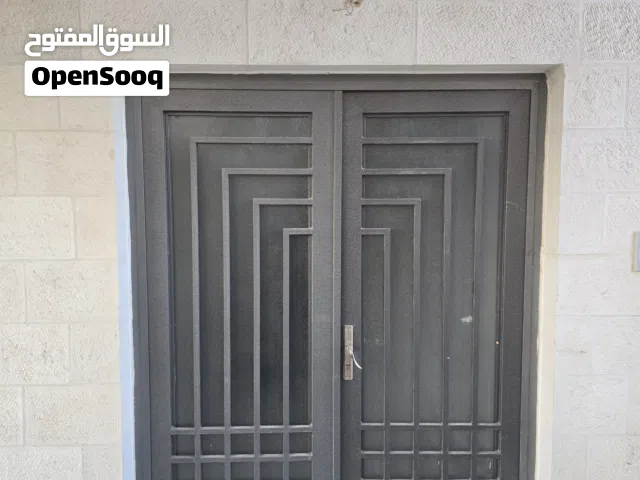 باب حديد خارجي بحالة ممتازة. درفة و ثابت.