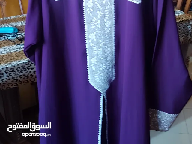 عباية حريمي ..بنفسجي اللون ..تطريز فضي اللون ..ومعه طرحه