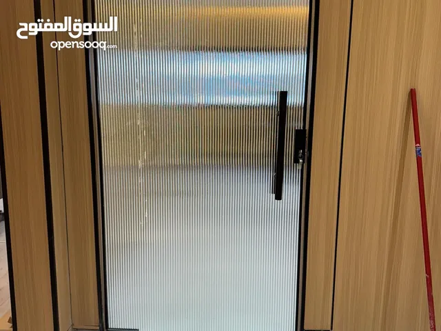 فني تركيب زجاج ومرايا