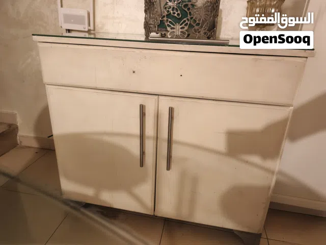 طاوله مع جرار لون ابيض