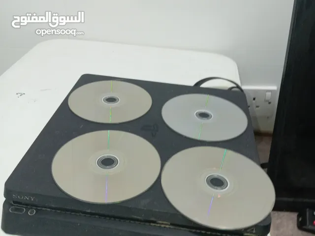 بلايستيشن 4 استعمال نظيف وعاده ما مفتوح جديد ومعاها شاشه عاديه