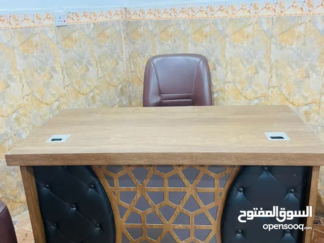 ميز مكتبي وطخم جلد مستعمل قليل للبيع