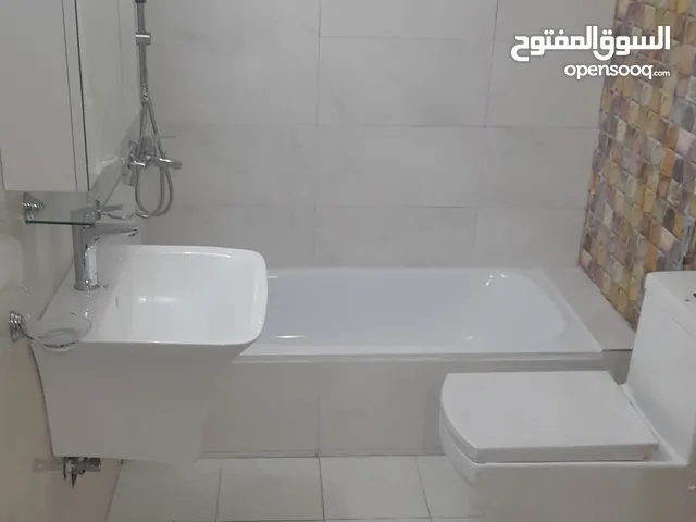 معلم تركيب وتكسير سراميك رخام جرانيت باركيه بلاستيك وتركيب المطابخ والحمامات تمديد الصحي وصيانتها
