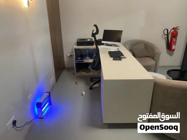 مكتب كامل مع 3 كراسي وطاوله صغيره