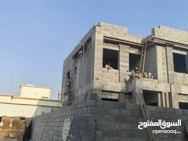 منزل للبيع بركاء السوادي بموقع ممتاز كل الخدمات جنبه وعلى الطرق مباشر