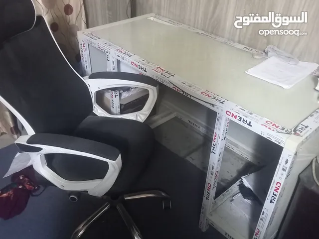 ميز حاسبة وكرسي للبيع اذا كنت مهتم ارجو تواصل على واتساب
