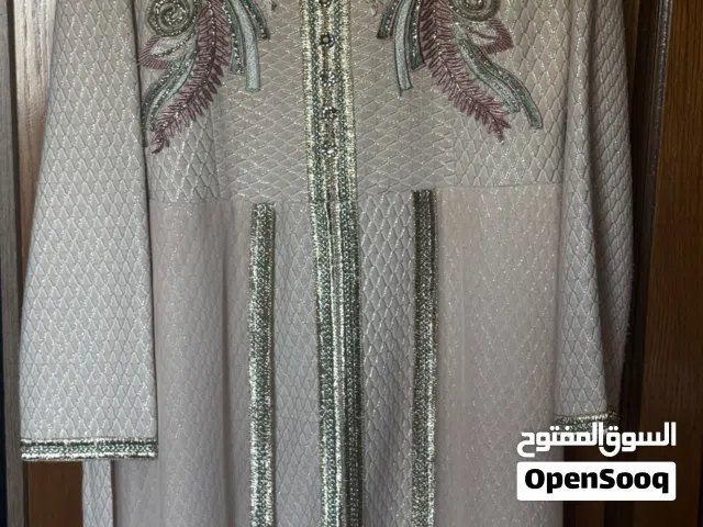 قفطان  ( قطعتين) شبه جديد استخدام 3 مرات مناسب لمعظم المناسبات مقاس 46