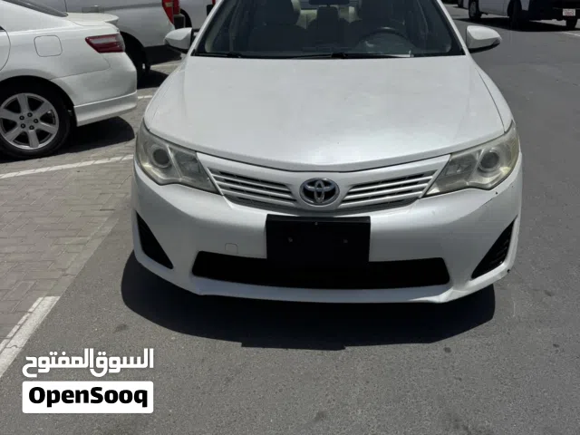تويوتا كامري ابيضّ صبغ الوكالة بدون حوادث حالة ممتازة مالك واحد
