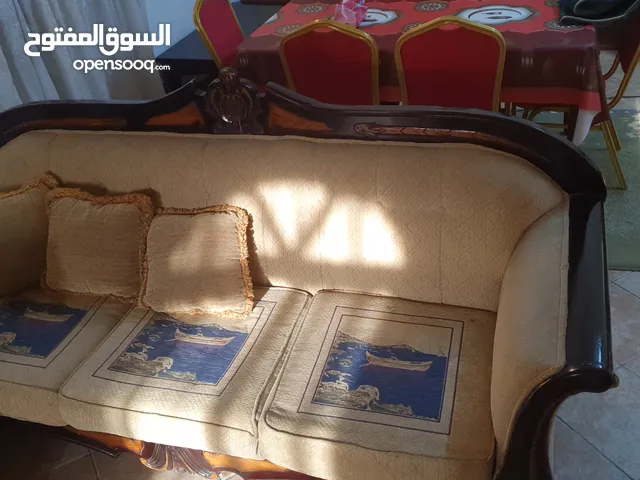 اثاث صالح للاستعمال وهو في حالة جيدة جدا