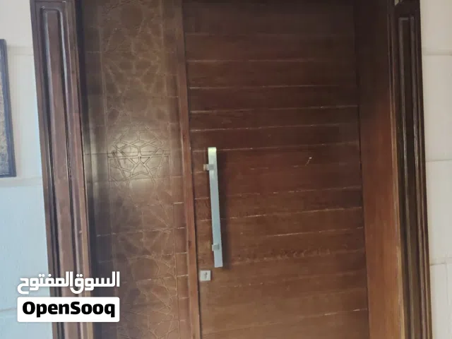 باب خشب نوع ثقيل