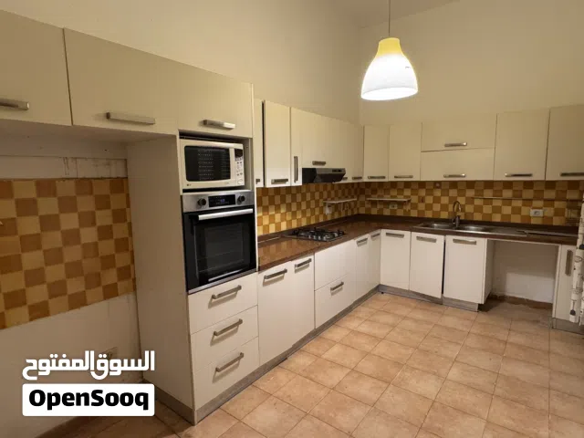 مطبخ شبه جديد زي ماموضح في الصورة مع الرخام الإيطالي معاه