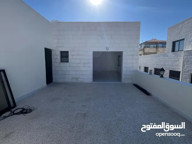 ثالث مع روف في ضاحية الياسمين منطة مخدومة و حيوية بتشطيب فخم