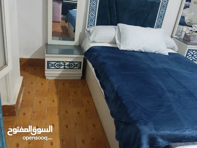 سرير شبابي جديد بمرتبة تاكي .كمود بالمراية ومكتب مقاس متر للبيع ..مكان البيع المهندسين