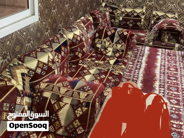 مجلس ارضي و طاولة تلفزيون