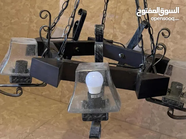 ثريا اضاءة لها طابع عصري حديث خشبي ممزوج بالحديد مستعملة صالحة للاستخدام