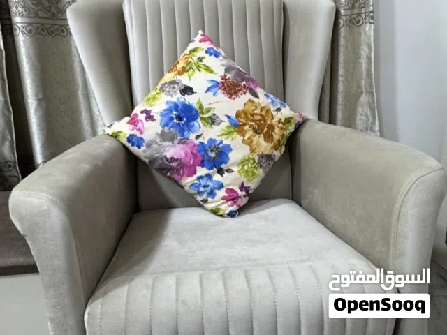 كراسي عدد 2 لون بيجي حاله جدا ممتاز