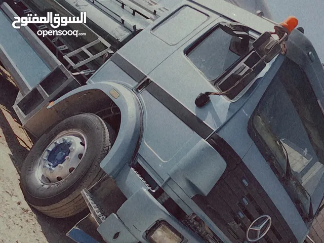 مرسيدس بنز شاحنة موديل 1988 ديزل بأزرق فاتح مع نظام إنذار وتأمين شامل