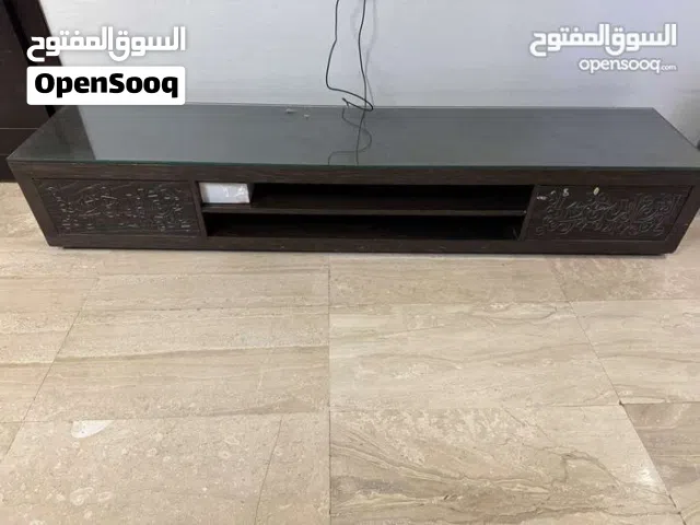 كونسول خشب بني اللون مع ارفف ومع ادراج