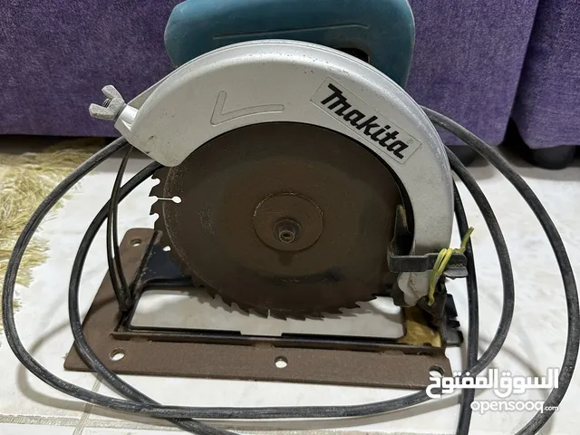 منشار كهربائي شبه جديد شركة makita نظيف جدا