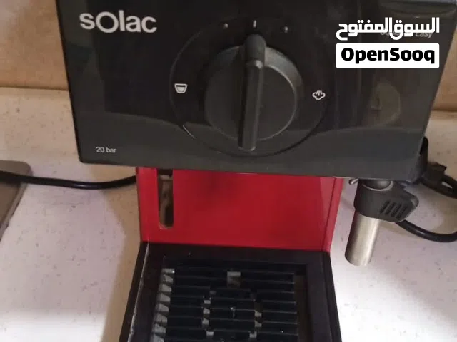ماكينة صنع قهوة.اكسبريس وكابوتشينو.وانواع اخرى من القهوة.واسمها مكتوب عليها.