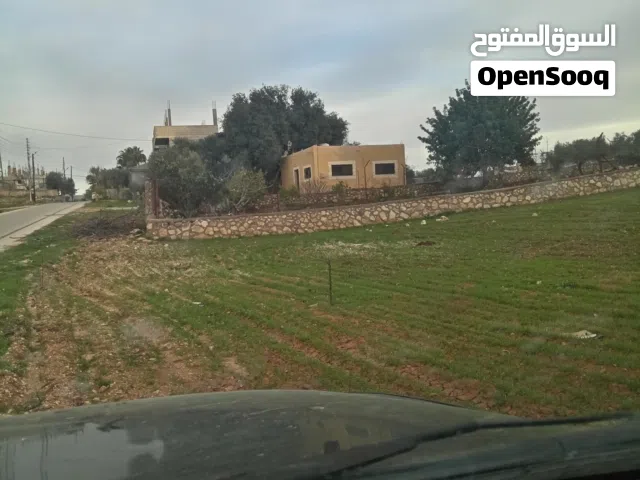 موجود دلم وميت متر للبيع السلط زي قوشان مستقل عليه بنا 90